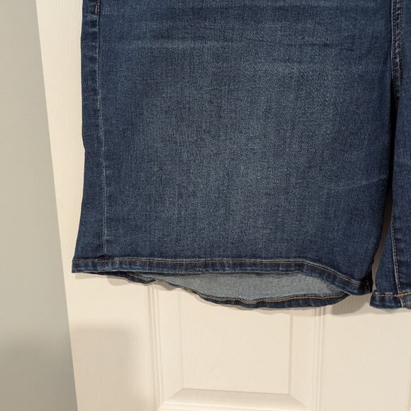 Lane Bryant Dark Denim Signature Fit Mid-Rise Boyfriend Shorts in Size 20 - Picture 4 of 13